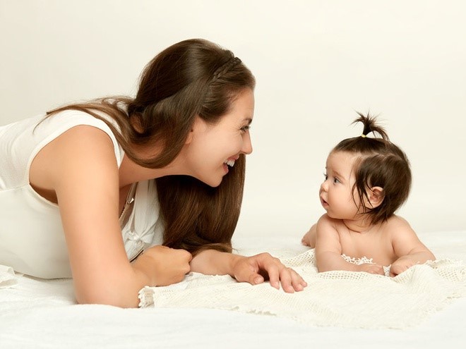 Nói chuyện với bé thường xuyên giúp bé phát triển ngôn ngữ